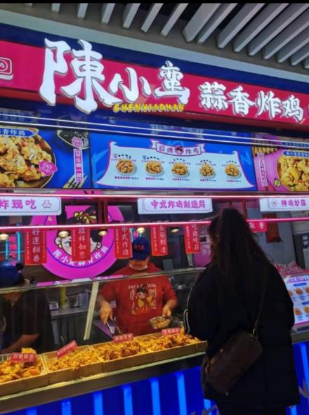 陳小蠻蒜香炸雞品牌引得外地游客駐足了解加盟
