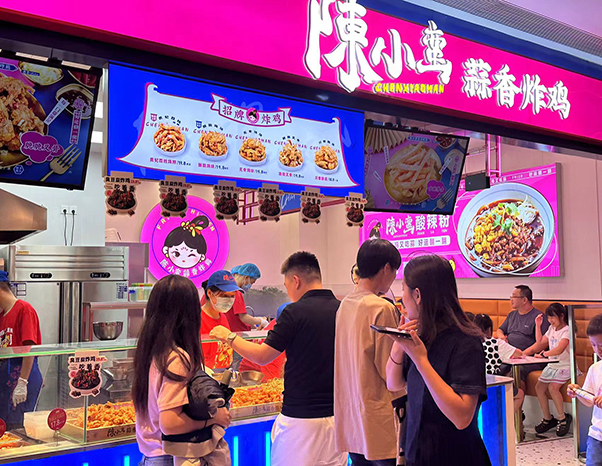 陳小蠻蒜香炸雞加盟25㎡門店，平均日流水竟做到了6654元。月營(yíng)業(yè)額超20萬(wàn)！