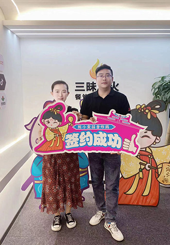 恭喜陳小蠻蒜香炸雞成功簽約山西臨汾生龍國(guó)際店